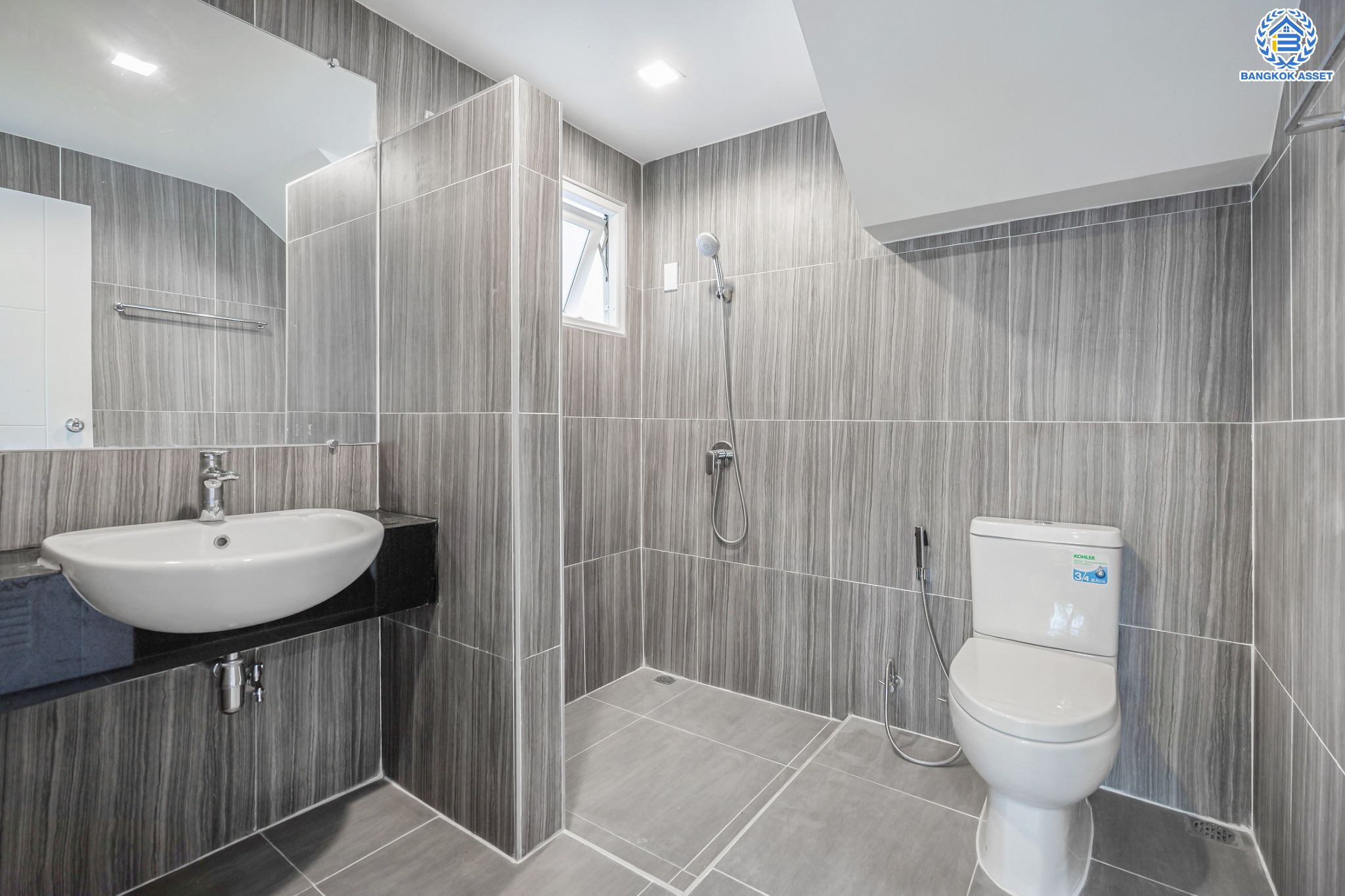 บ้านมือสองตกแต่งใหม่ ม.เศรณี คาซ่า ดอนเมือง บ้านเดี่ยว หลังมุม เนื้อที่ 56.2 ตร.ว. ฟังก์ชันจัดเต็ม 5 ห้องนอน 5 ห้องน้ำ 1 ห้องอเนกประสงค์ จอดรถได้ 2 คัน พร้อมมีพื้นที่สีเขียวที่ให้คุณจัดมุมพักผ่อนเล็กๆ ได้ชิลๆ ราคาคุ้มสุดในย่านนี้! ใกล้สนามบินดอนเมือง, ทางด่วน "ศรีสมาน" และรถไฟฟ้าสายสีแดง "สถานีดอนเมือง"